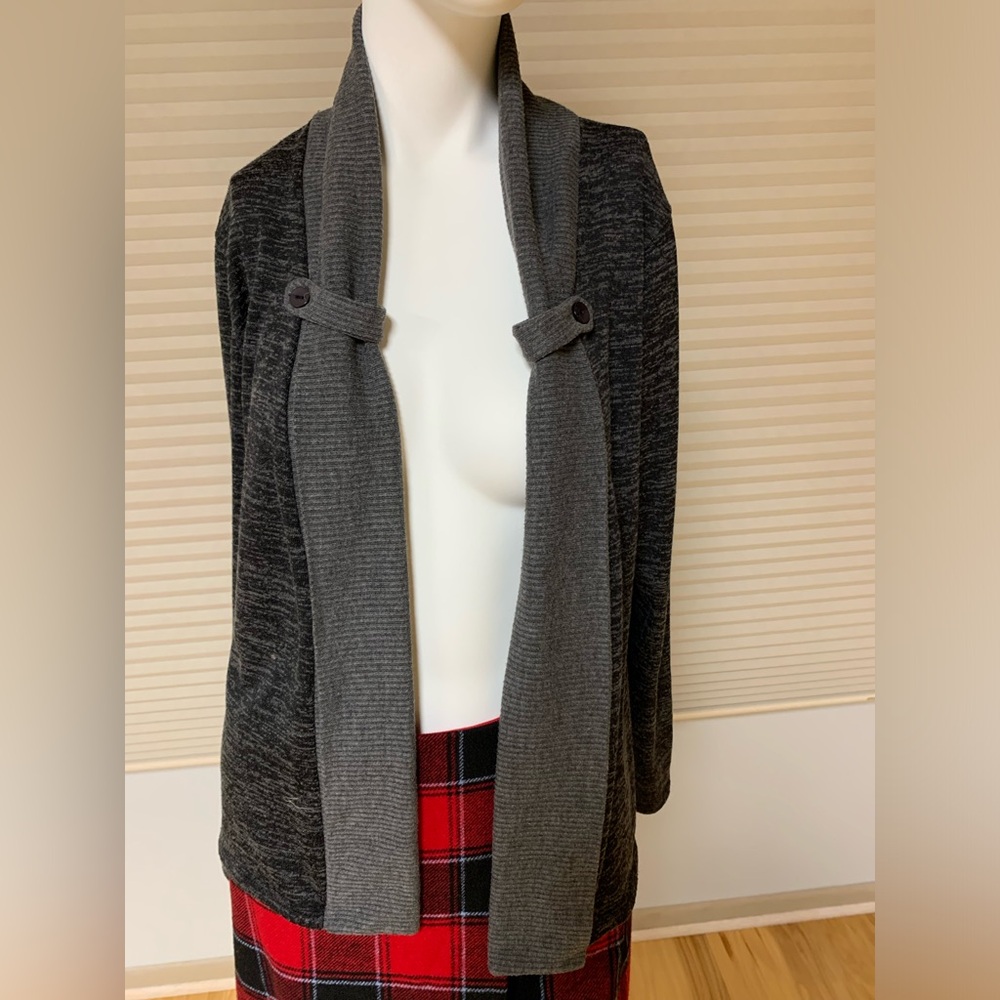 Dress Barn Women’s Cardigan. Size:L. Condition:Like New.